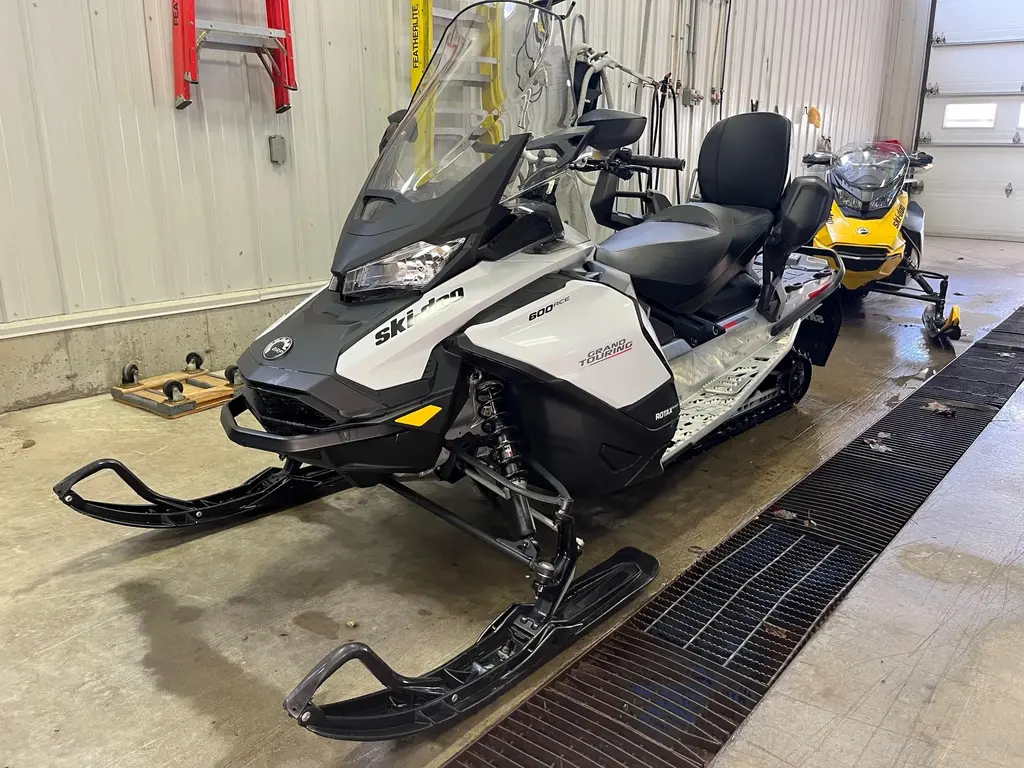 Ski Doo Grand Touring - Image 2
